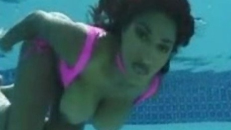 Africa Sexxx underwater BJ.